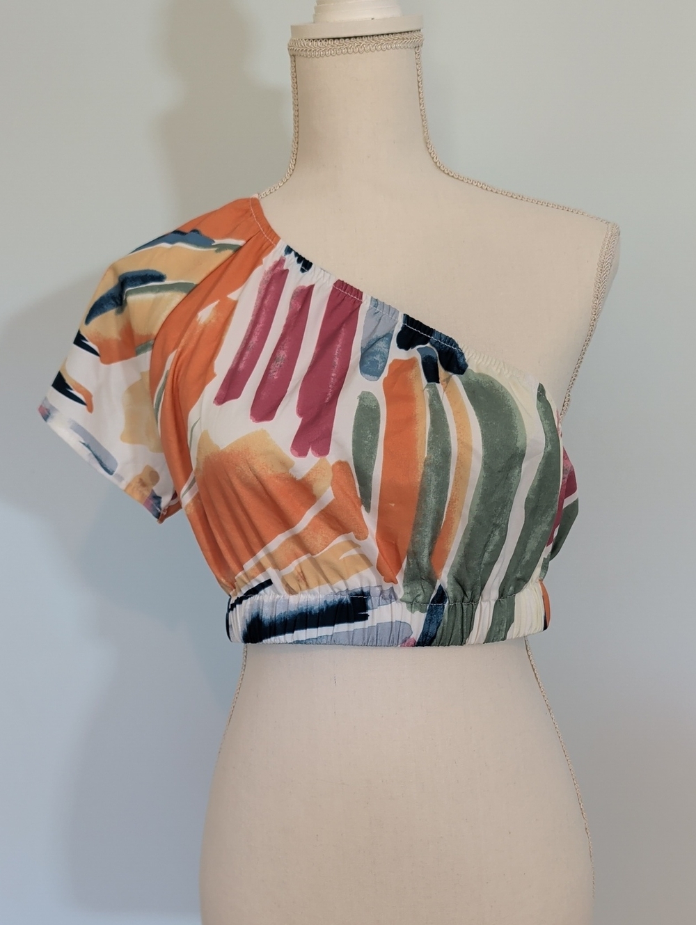 One-Shoulder Abstract 80s Print Crop Top